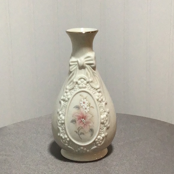Royal Heritage Porcelain Cameo Ribbon Vase - Picture 1 of 4